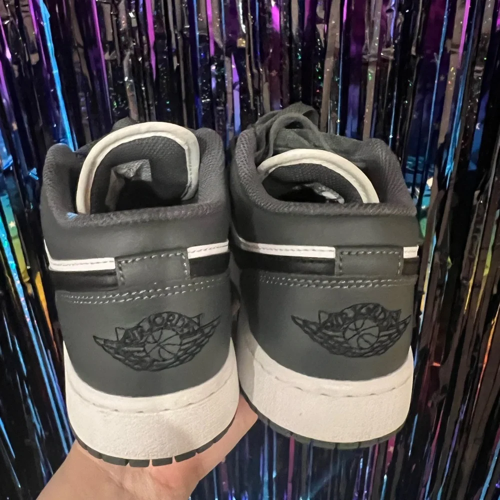 Jordan 1 low Iron Grey Big kids size 6 is equivalent to women’s 7 1/2 - Picture 5 of 6